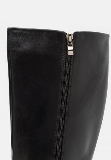 Высокие сапоги