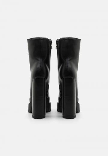 Полусапожки на высоком каблуке