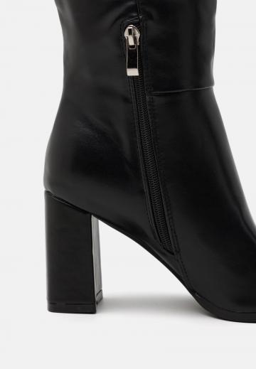 Высокие сапоги