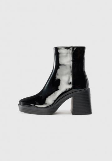 Высокие сапоги