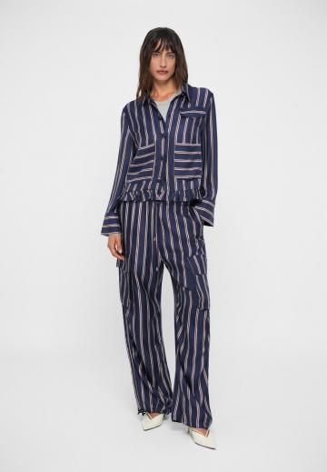 Брюки с накладными карманами