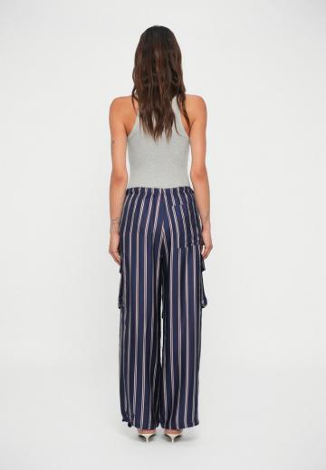 Брюки с накладными карманами