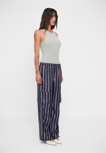 Брюки с накладными карманами