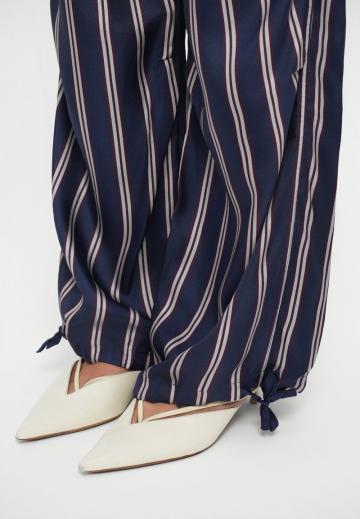 Брюки с накладными карманами