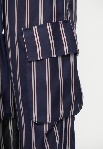 Брюки с накладными карманами