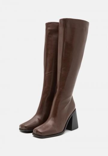 Высокие сапоги