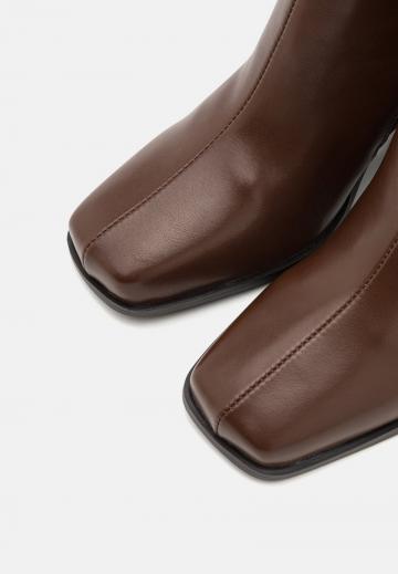 Высокие сапоги