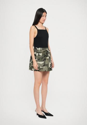 Юбка с накладными карманами