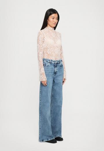 Клешеные брюки