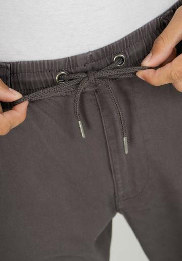 Брюки с накладными карманами