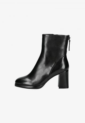 Полусапожки на высоком каблуке