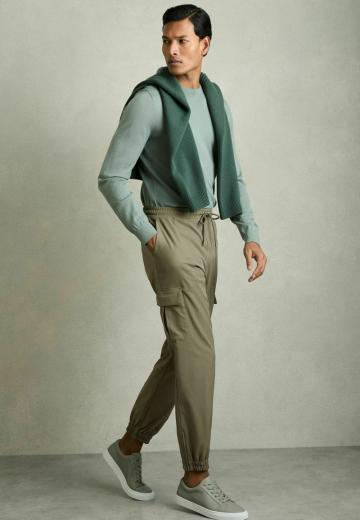 Брюки с накладными карманами