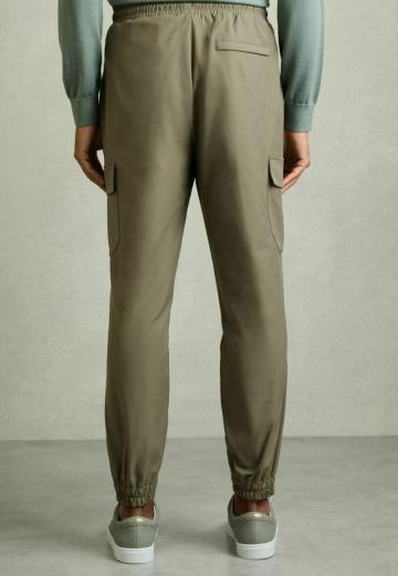 Брюки с накладными карманами