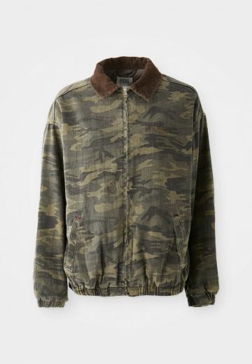 Куртка с накладнымит карманами