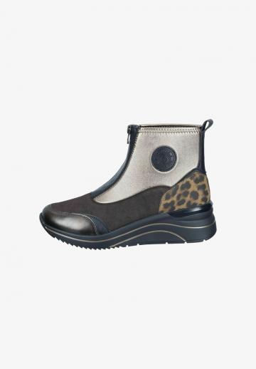 Сапожки на танкетке