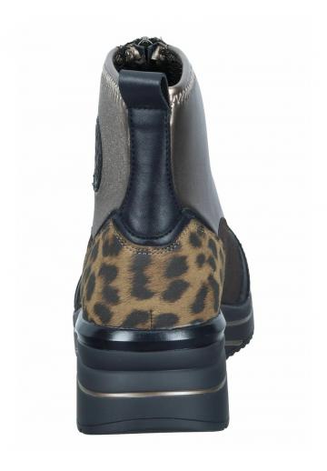 Сапожки на танкетке