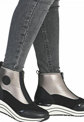 Сапожки на танкетке