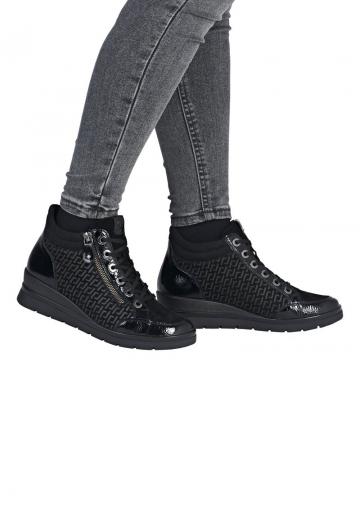 Сапожки на танкетке