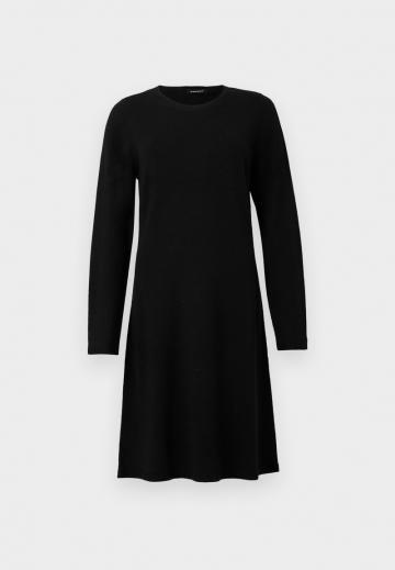 Вязаное платье