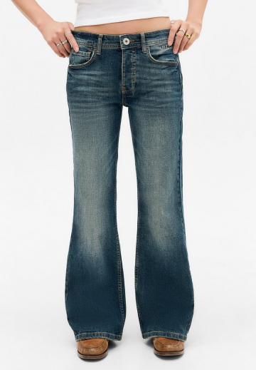 Клешеные джинсы