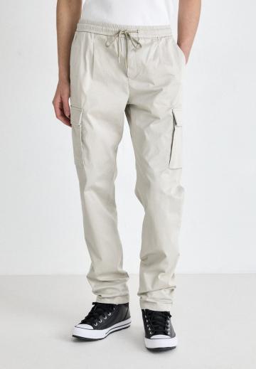 Брюки с накладными карманами