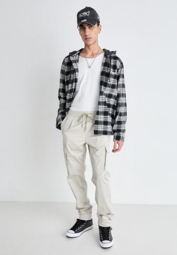 Брюки с накладными карманами