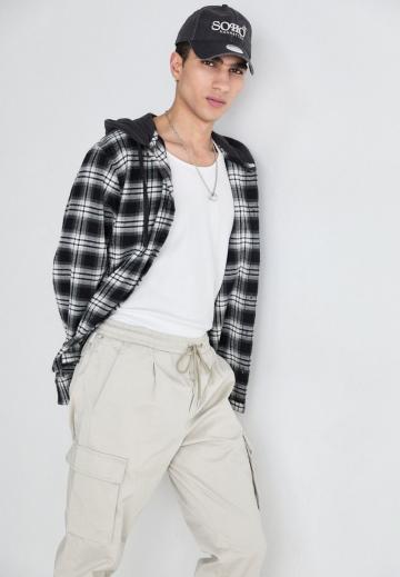 Брюки с накладными карманами