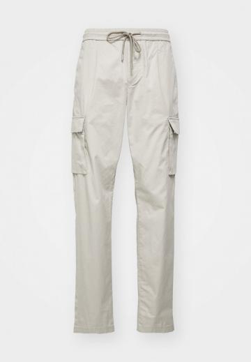 Брюки с накладными карманами