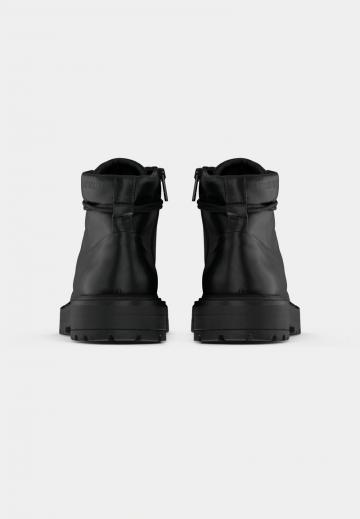 Ботинки на шнуровке