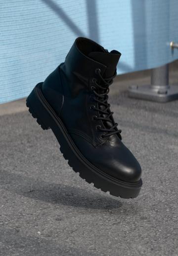 Ботинки на шнуровке