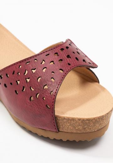 Босоножки на танкетке