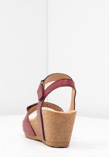 Босоножки на танкетке