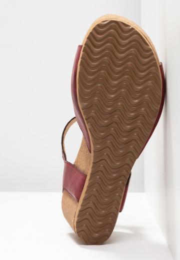 Босоножки на танкетке