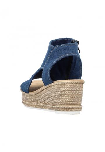 Босоножки на танкетке