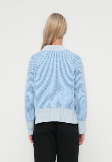 Пуловер в полоску