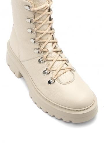 Ботинки на шнуровке