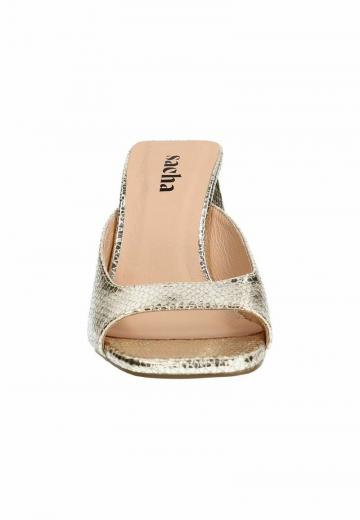 Босоножки на каблуке