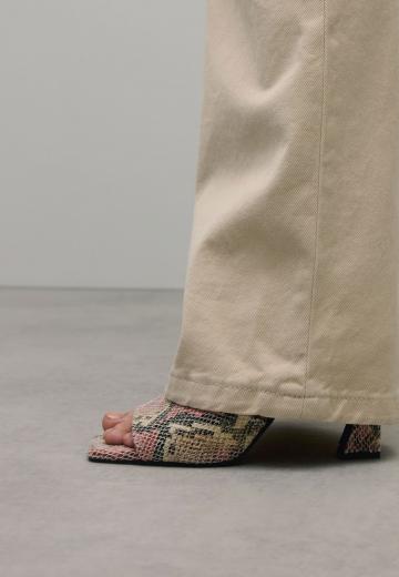 Босоножки на каблуке