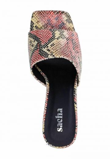 Босоножки на каблуке