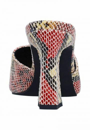 Босоножки на каблуке