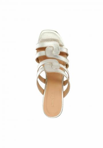 Босоножки на каблуке