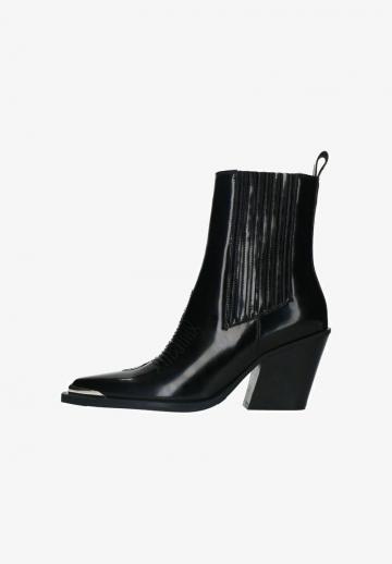 Полусапожки на высоком каблуке