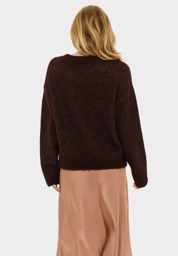 Пуловер с вырезом V