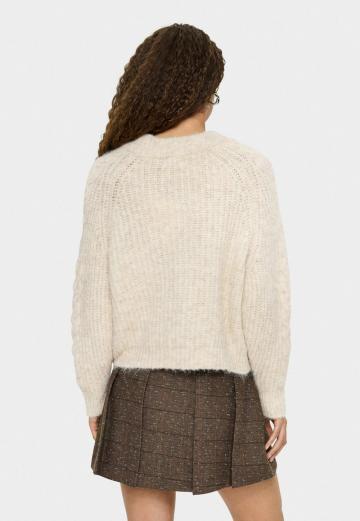 Пуловер с вырезом V