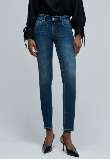 Узкие джинсы