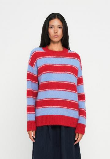 Пуловер в полоску