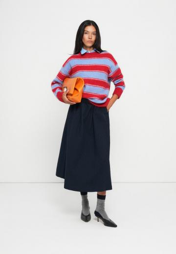 Пуловер в полоску