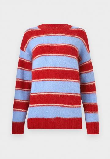Пуловер в полоску