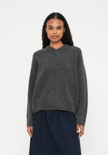 Пуловер с вырезом V