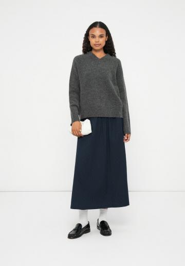 Пуловер с вырезом V